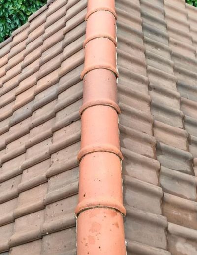 Pose de faîtière par couvreur en Île-de-France