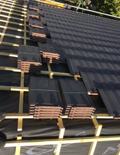 Pose de tuiles pour une maison en Île-de-France