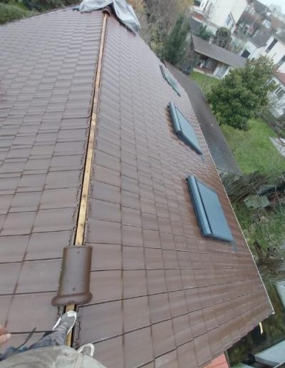 Pose de tuiles faîtières