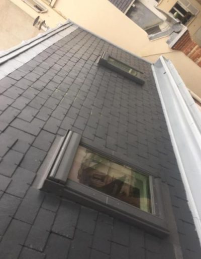 Tuiles en ardoise et gouttières en PVC