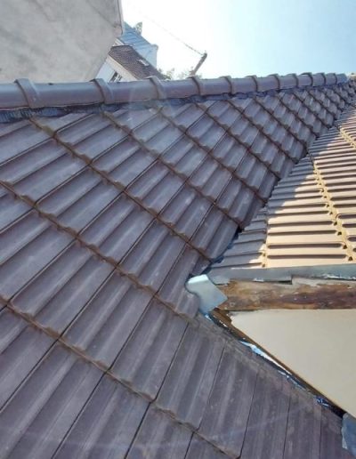 Pose de tuiles faîtières par couvreur en Île-de-France